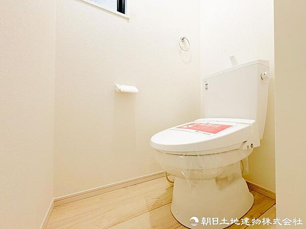 【トイレ】 落ち着いた雰囲気でまとめられたトイレ空間。毎日の使用を快適にサポートします。