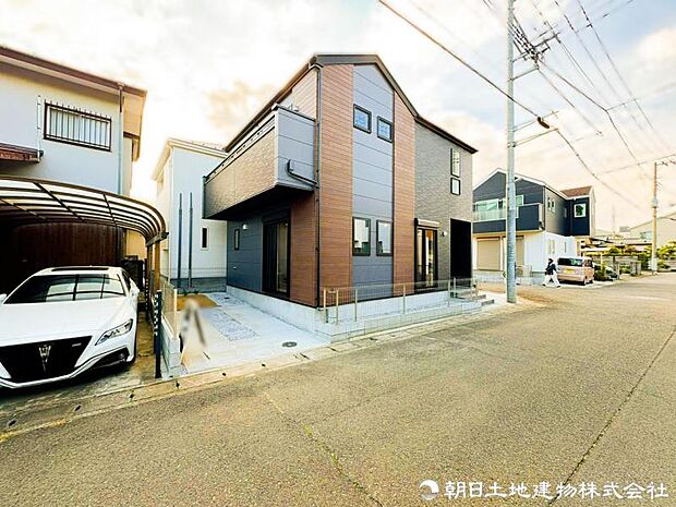 【外観写真】 街並みに調和する洗練された外観デザイン。落ち着いた佇まいの中に上質さを感じる住まいで、住むほどに愛着が深まる邸宅です。