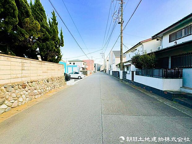 【前面道路】前面道路はゆとりがある為、お車の運転が苦手な方も安心ですね。