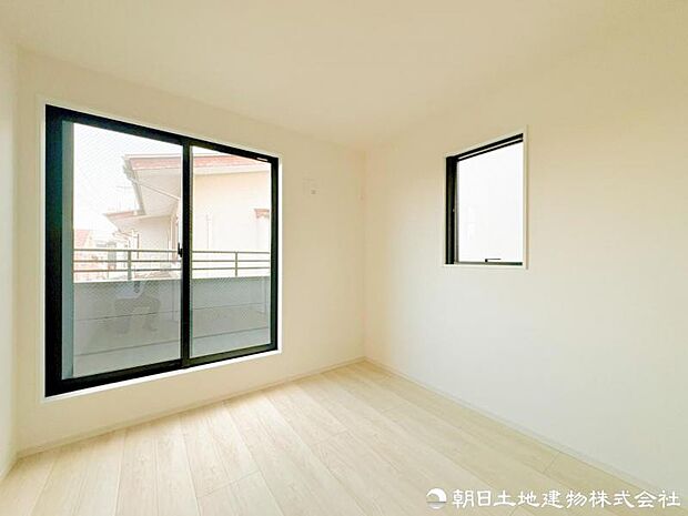 【洋室】 陽当りと通風に配慮した快適な洋室。家族との距離感を保ちつつ、自然とつながりを感じられる設計で、毎日の暮らしに心地よさをもたらします。