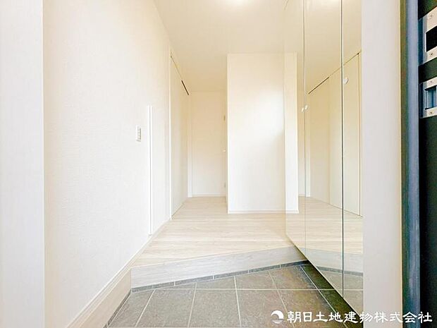 【玄関】人を迎え入れる最初の場所だからこそ、清潔感があり纏まった空間にして頂ける様にゆとりあるシューズボックスを設置しました。おでかけの時も帰った時も、「我が家」を最初に感じでもらえる素敵な空間に。