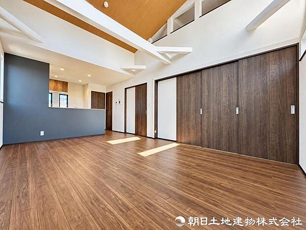 一日の中で長い時間を過ごすリビングは、寛ぐ・食事する・遊ぶなど多彩に活用可能。家族それぞれの過ごし方に寄り添う空間です。暮らし方に合わせて多目的に活用できます。
