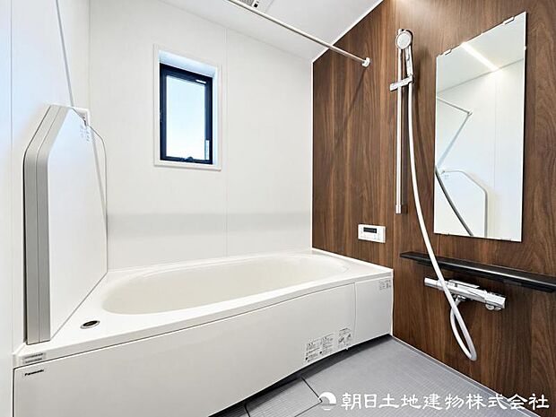 清潔感と機能性を兼ね備えたバスルーム。心地よい湯船にも浸かりながら、心と体をゆっくり解きほぐす寛ぎの時間を楽しめます。心身ともにゆっくり休める心地良い浴室です。