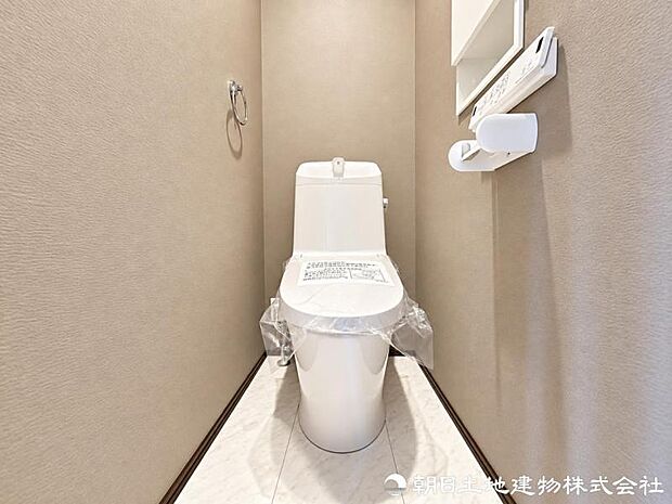 清潔感のある落ち着いたトイレ空間。毎日使う場所だからこそ、シンプルで使いやすく、心地よく過ごせるよう整えられています。清潔で快適な毎日をしっかり支える設備です。