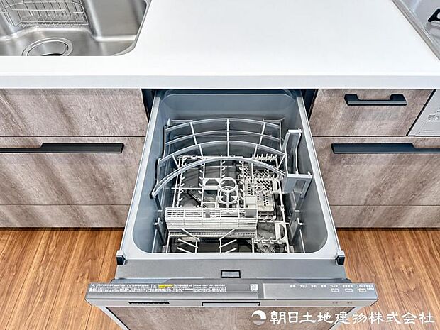洗浄から乾燥までボタン一つで行える食器洗浄乾燥機を搭載。手洗いの負担を軽減し、食後の時間にゆとりが生まれます。日々の後片付けもスムーズに進められます。