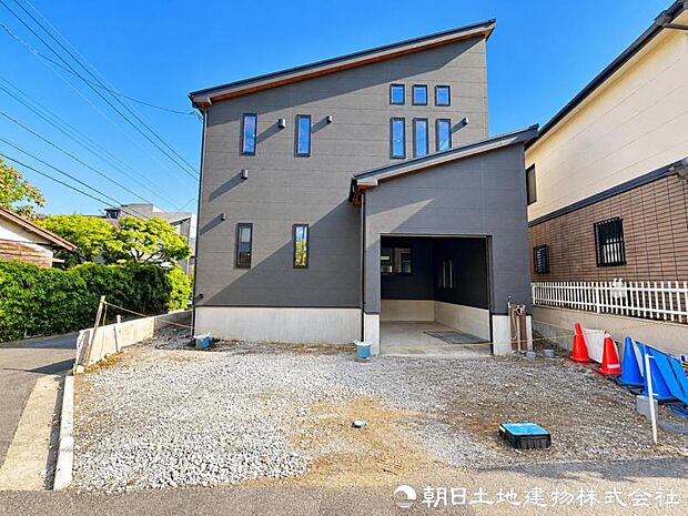 自然の美しさを引き立てる洗練された外観。落ち着いた住宅街の景観に優しく調和し、帰るたびに誇らしさを感じられる佇まいです。落ち着いた街並みに映える上質な外観です。