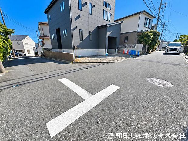 【前面道路】前面道路はゆとりがある為、お車の運転が苦手な方も安心ですね