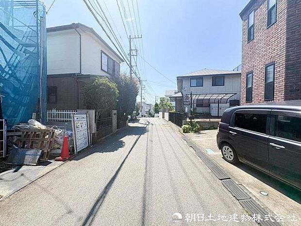 【前面道路】前面道路はゆとりがある為、お車の運転が苦手な方も安心ですね