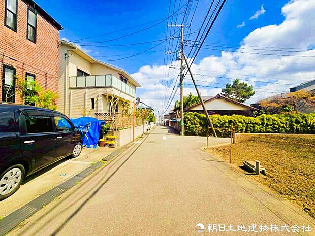 【前面道路】前面道路はゆとりがある為、お車の運転が苦手な方も安心ですね