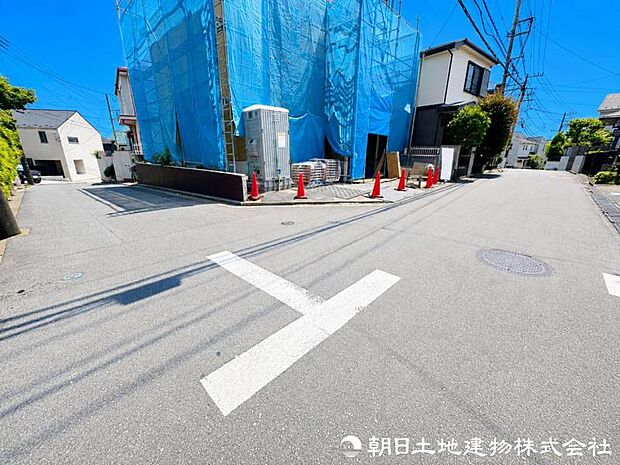 【前面道路】前面道路はゆとりがある為、お車の運転が苦手な方も安心ですね
