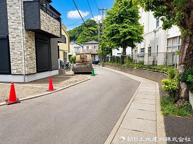 【前面道路】前面道路は車通りも少なくお車の運転が苦手な方も安心ですね。
