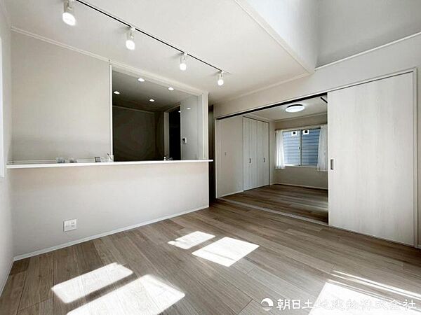【リビング】 採光と通風を考慮した設計により、四季を通して快適な室内環境を実現しています。