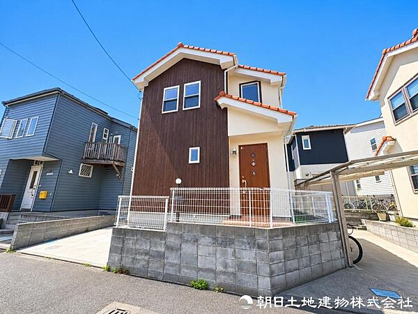 【外観写真】 街並みに調和する洗練された外観デザイン。落ち着いた佇まいの中に上質さを感じる住まいで、住むほどに愛着が深まる邸宅です。