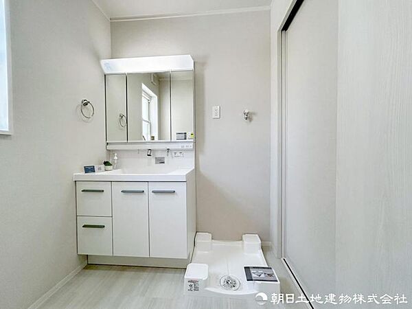 【洋室】大きな窓からたっぷりと陽光が注がれる明るい空間。家族の成長に対応できる永住仕様の間取り。時を忘れて過ごす場所として過ごせるお部屋。
