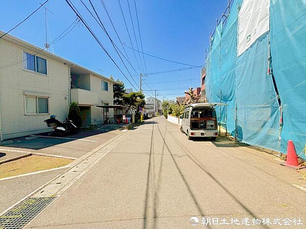 【前面道路】前面道路は南道路でゆとりがある為、お車の運転が苦手な方も安心ですね
