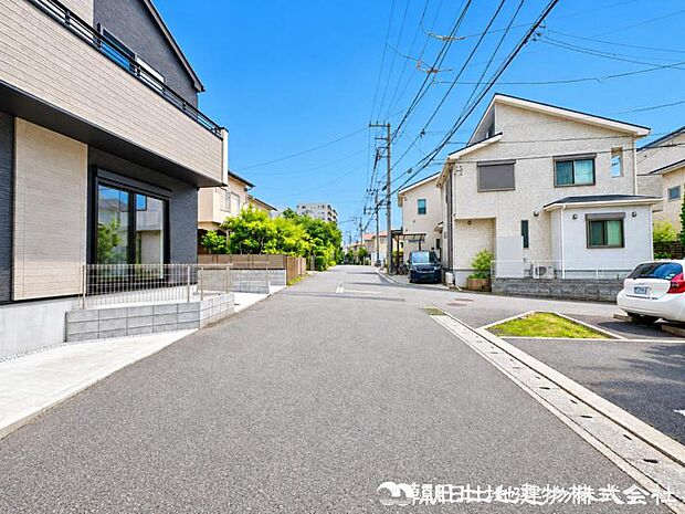 【前面道路】前面道路は南道路でゆとりがある為、お車の運転が苦手な方も安心ですね
