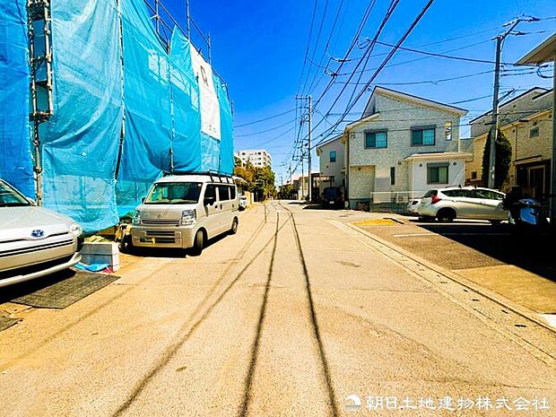 【前面道路】前面道路は南道路でゆとりがある為、お車の運転が苦手な方も安心ですね