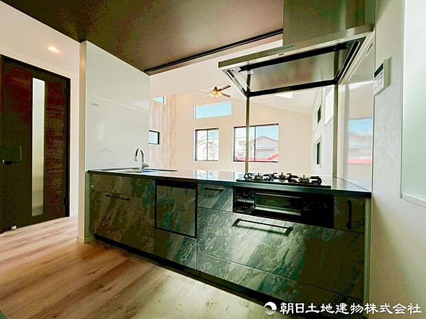 【キッチン】 引き出しタイプの収納を採用し、調味料やストック品も整理しやすいキッチン。使い勝手に配慮した設計です。