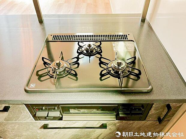 【コンロ】システムキッチンは、料理がしやすい3口コンロを採用。煮ながら、焼きながら、茹でながらストレスなく出来ます。