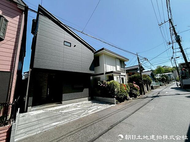 【外観写真】 陽光をたっぷりと取り込む設計思想。明るく開放的な住空間を外観からも感じられ、快適な暮らしを予感させてくれます。