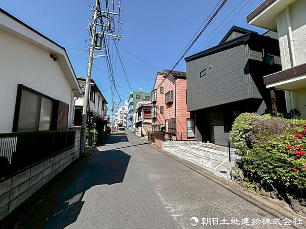 【前面道路】前面道路はゆとりがある為、お車の運転が苦手な方も安心ですね