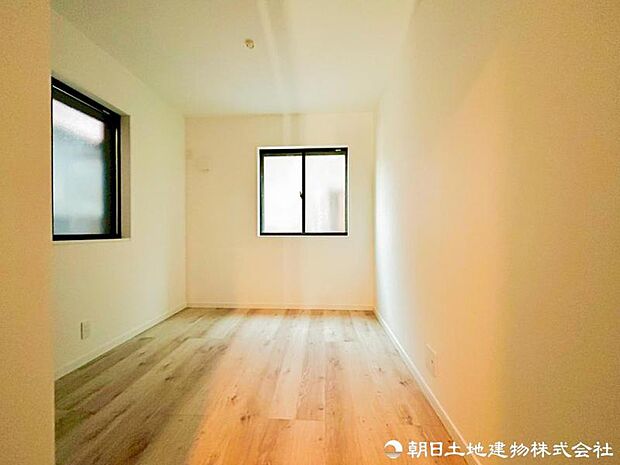 【洋室】 お子様の成長を見据えた洋室。机やベッドを自由に配置でき、プライバシーにも配慮。小さな自立心を育む空間としてご活用いただけます。