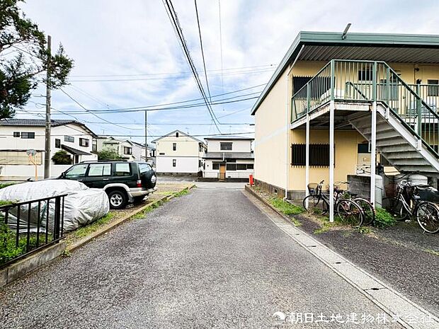 【前面道路】前面道路は車通りも少なくお車の運転が苦手な方も安心ですね。