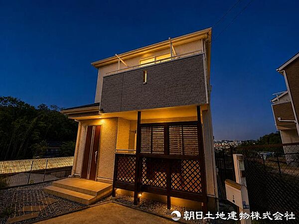 【外観写真】 周囲の環境と美しく馴染む外観フォルム。住宅街の中で程よい存在感を放ち、安心感のある住環境を形成しています。