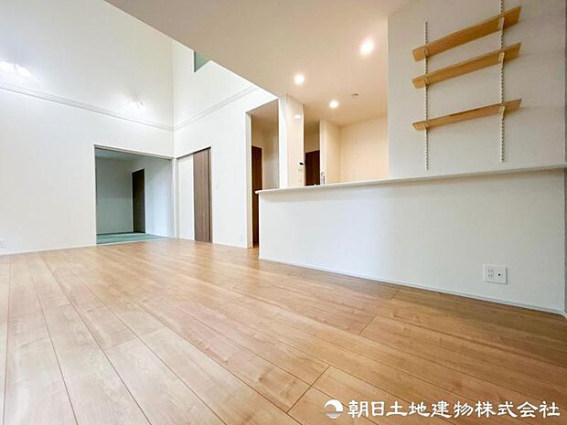 【リビング】 開放感あるLDKは家具配置もしやすく、家族それぞれの過ごし方に柔軟に対応できる設計です。