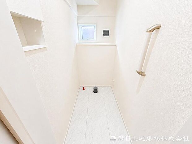 清潔感のある落ち着いたトイレ空間。毎日使う場所だからこそ、シンプルで使いやすく、心地よく過ごせるよう整えられています。清潔で快適な毎日をしっかり支える設備です。