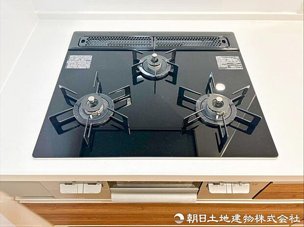 【コンロ】料理がしやすい3口コンロを採用。煮ながら、焼きながら、茹でながら料理できます。
