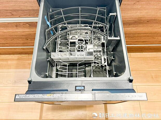 【食洗機】食後の片付けを任せられる食洗機を標準装備。家事の時短につながり、家族との時間を大切にできる嬉しい設備です。