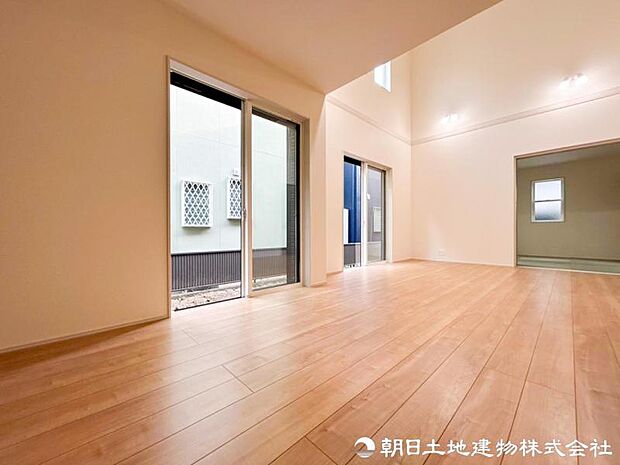 【和室】 くつろぎ・来客・お子様の遊び場など多用途に使える和室。暮らしに柔軟性をもたらす、日本の住文化ならではの落ち着きある空間です。