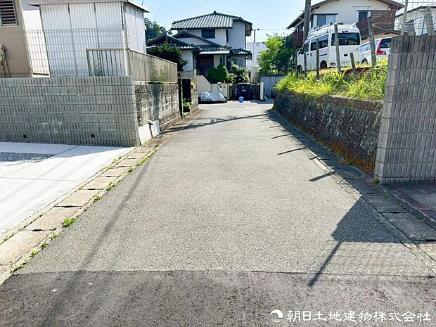 【前面道路】前面道路は車通りも少なくお車の運転が苦手な方も安心ですね。