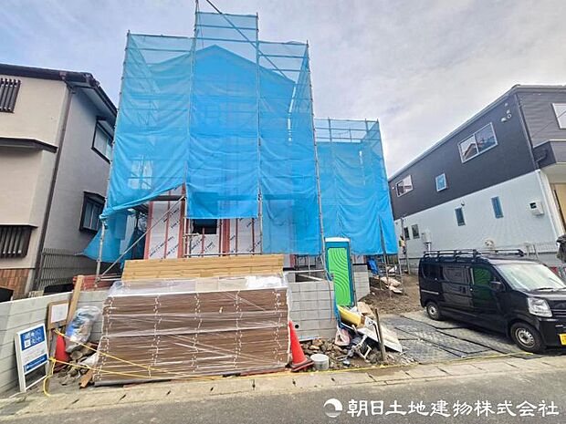 現地を訪れることで、道路の広さや周囲の音、街並みの雰囲気まで実感できます。資料では伝えきれない魅力を、ぜひ直接お確かめください。街の雰囲気を現地で体感できます。