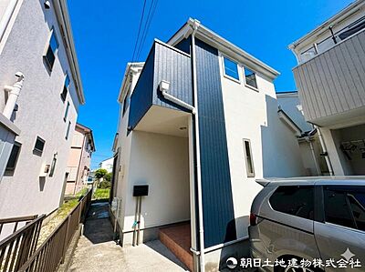 外観:【外観写真】 街並みに調和する洗練された外観デザイン。落ち着いた佇まいの中に上質さを感じる住まいで、住むほどに愛着が深まる邸宅です。 外観:【外観写真】 街並みに調和する洗練された外観デザイン。落ち着いた佇まいの中に上質さを感じる住まいで、住むほどに愛着が深まる邸宅です。
