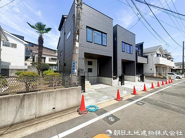 【外観写真】 陽光をたっぷりと取り込む設計思想。明るく開放的な住空間を外観からも感じられ、快適な暮らしを予感させてくれます。