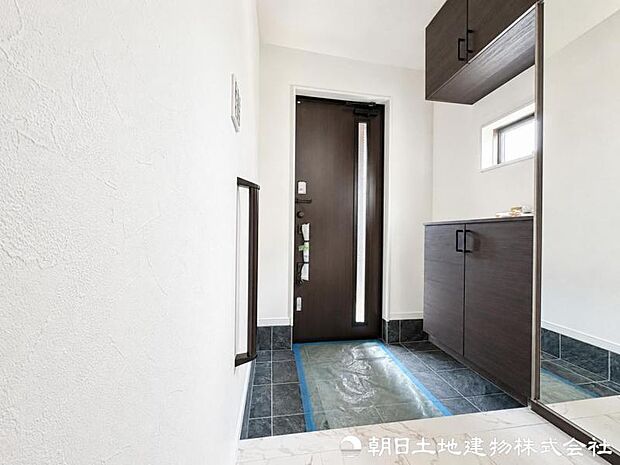 【玄関】人を迎え入れる最初の場所だからこそ、清潔感があり纏まった空間にして頂ける様にゆとりあるシューズボックスを設置しました。おでかけの時も帰った時も、「我が家」を最初に感じでもらえる素敵な空間に。