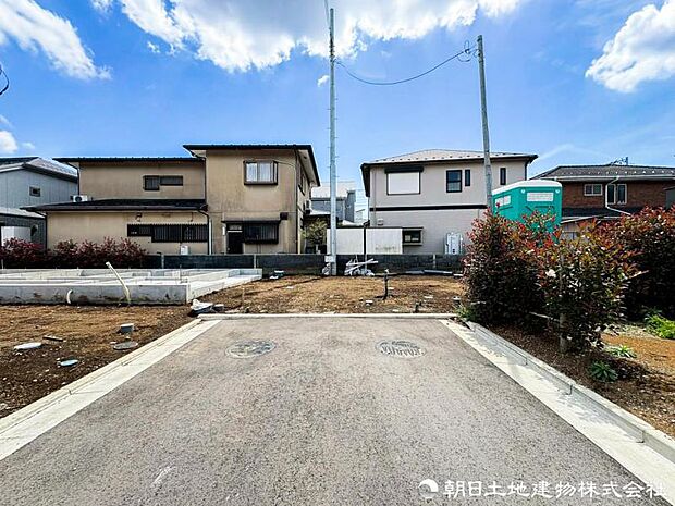 【前面道路】前面道路は車通りも少なくお車の運転が苦手な方も安心ですね。