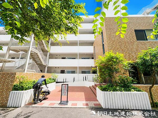 【外観写真】自然の美しさを引き立てる洗練された外観。静かな住宅街に調和する落ち着いた佇まいとなっています。