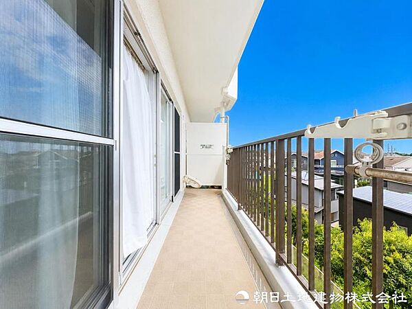 【バルコニー】気持ちのいい空が見渡せる広いバルコニー。爽やかな風を感じて、心躍る素敵な暮らしがはじまります。