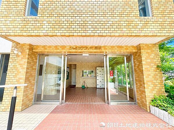 【エントランス】マンションの顔とも言えるエントランスはいつも綺麗にされていて毎日沢山の居住者様、来訪者様を迎えてくれます