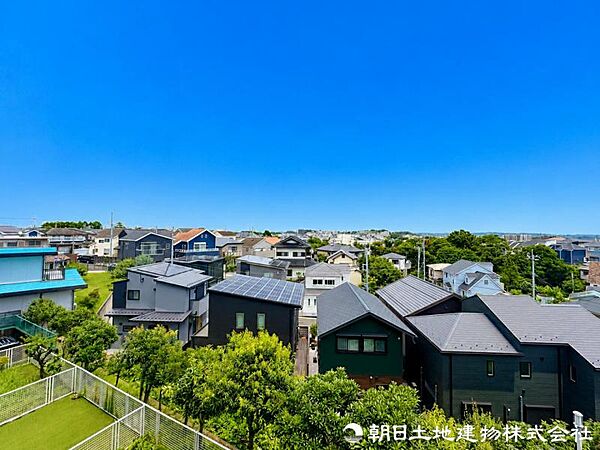 【眺望】太陽の温かな温もりをいっぱい受け止めてくれます。太陽の光と爽やかな風を受けたお洗濯物はあっという間に乾き、取りこむ時には太陽の匂いを感じられそうですね。