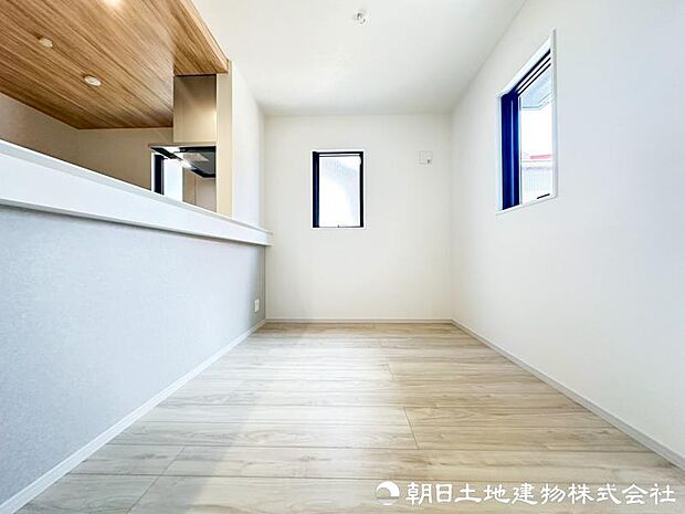 家族が自然と集まり、会話や寛ぎの時間を育むリビング。上質な開放感に包まれながら、日常のひとときを心地よく過ごせます。家族団らんの時間も豊かに育めるリビングです。