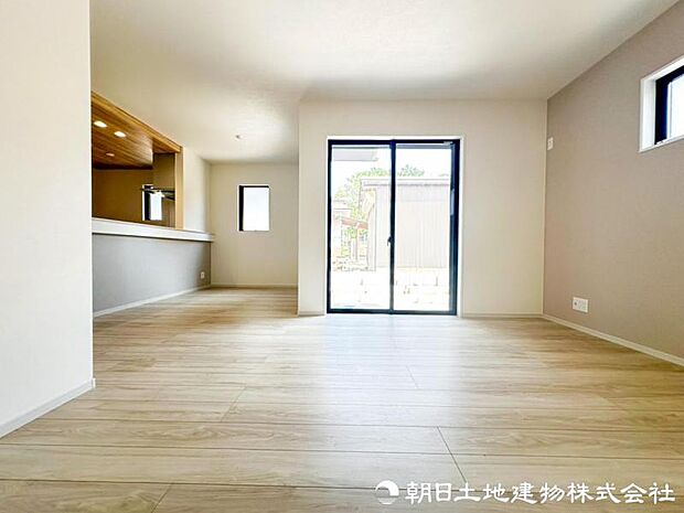 暮らしの中心となるリビングは、家族の時間を優しく彩る寛ぎの空間。日々の安らぎと満足感を感じながら、ゆったり過ごせます。自然と笑顔が集まる心地よい空間になります。