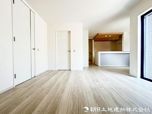 豊かな陽光と心地よい風を取り込むリビング。明るさと開放感に恵まれ、季節を問わず家族が快適に過ごせる住空間に仕上がっています。一年を通して家族が快適に過ごせます。