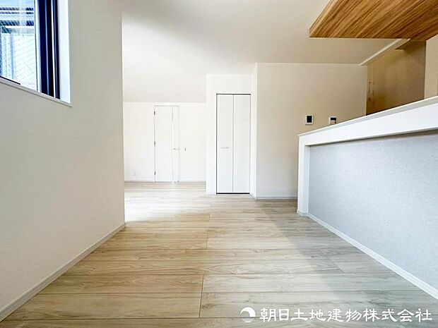 採光と通風に配慮された心地よいリビング。窓から感じる街の気配や季節の風を楽しみながら、ゆったりと寛げる空間です。季節の移ろいを感じながら寛ぎの時間を楽しめます。
