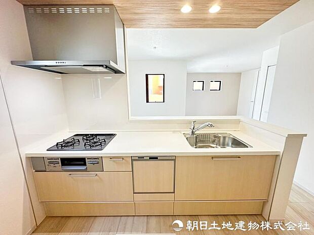 作業スペースにゆとりがあり、ご夫婦や親子で並んでも調理しやすいキッチン。豊富な収納で食器や調理器具もすっきり片付きます。家族で料理を楽しむ時間も自然と増えます。
