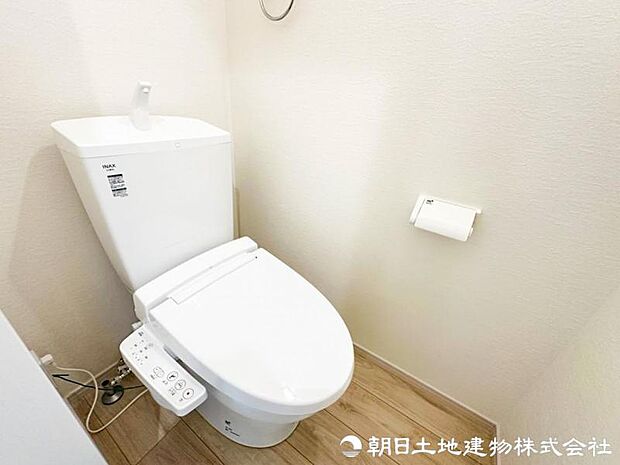 清潔感のある落ち着いたトイレ空間。毎日使う場所だからこそ、シンプルで使いやすく、心地よく過ごせるよう整えられています。清潔で快適な毎日をしっかり支える設備です。