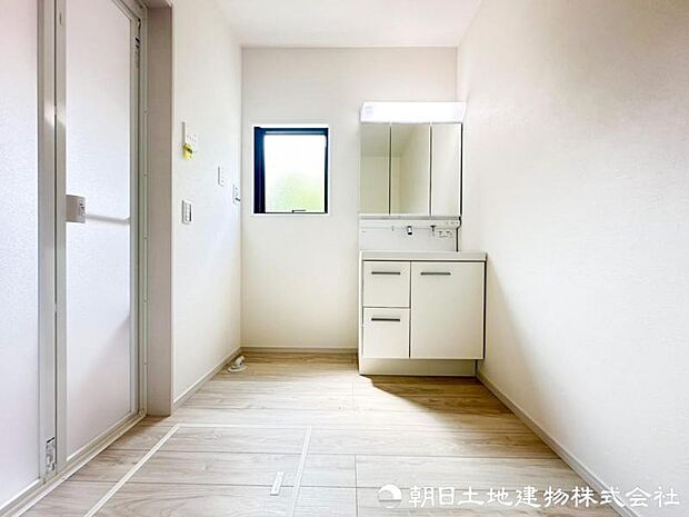 三面鏡付き洗面化粧台は、鏡裏収納に化粧品や洗面用品をすっきり整理可能。使いやすさと収納力を兼ね備えた清潔感ある空間です。忙しい朝の身支度も効率よく進められます。